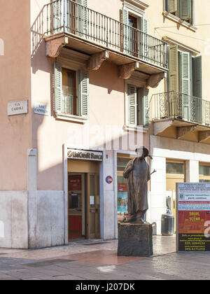 Vérone, ITALIE - 27 mars 2017 : statue en bronze du poète Berto Barbarani par artiste Novello Finotty sur la Piazza delle Erbe (place du marché) dans la ville de Vérone Banque D'Images