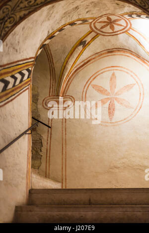 Vérone, ITALIE - 27 mars 2017 : première décoration Bénédictine dans l'église inférieure à Chiesa di San Fermo Maggiore à Vérone ville. Cette église médiévale tenir Banque D'Images