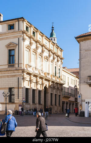 VICENZA, ITALIE - 28 mars 2017 : les gens sur la rue Corso Andrea Palladio de Piazza del Castello à Vicenza au printemps. La ville de Palladio a été lis Banque D'Images