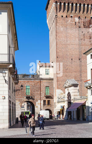 VICENZA, ITALIE - 28 mars 2017 : les gens près de Torre di Castello (Tour de Castel Gate) à Vicence au printemps. La ville de Palladio a été répertorié comme un Banque D'Images