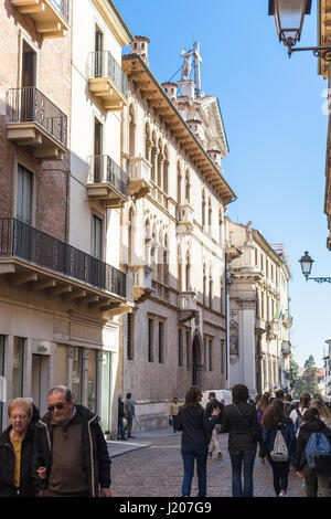 VICENZA, ITALIE - 28 mars 2017 : les touristes sur la rue Corso Andrea Palladio à Vicenza ville au printemps. La ville de Palladio a été inscrite comme l'UNESCO Banque D'Images