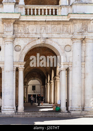 VICENZA, ITALIE - 28 mars 2017 : les gens en loggia de Basilique palladienne sur la Piazza dei Signori, à Vicence ville au printemps. Le bâtiment a été construit Banque D'Images