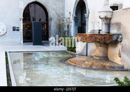 Vérone, ITALIE - 29 mars 2017 - fontaine près de l'entrée au Musée de Castelvecchio (Castel) Scaliger à Vérone ville au printemps. La construction de la SAE Banque D'Images