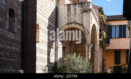 Vérone, ITALIE - 29 mars 2017 - cloître de Chiesa di San Lorenzo à Vérone ville. L'Église à ce site était présent depuis le 4ème siècle, présent chur Banque D'Images