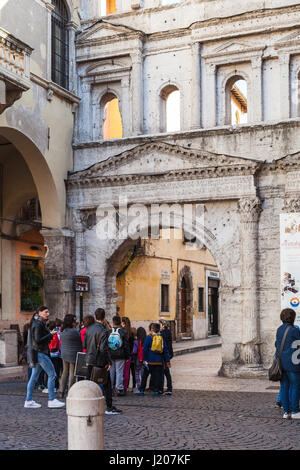 Vérone, ITALIE - 29 mars 2017 - les touristes près de Porta Borsari, ancienne porte romaine dans la ville de Vérone. L'arche a été construite sur le 1er siècle après JC Banque D'Images