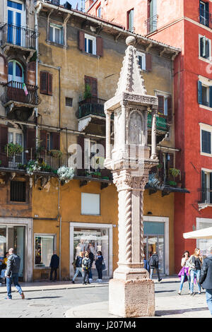 Vérone, ITALIE - 29 mars 2017 : la colonne médiévale sur la Piazza delle Erbe (place du marché) à Vérone au printemps. La ville de Vérone est sur l'Adige, l'un des Banque D'Images