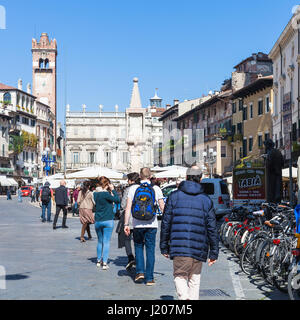 Vérone, ITALIE - 29 mars 2017 : les touristes sur la Piazza delle Erbe (place du marché) à Vérone au printemps. La ville de Vérone est sur l'Adige, l'un des sev Banque D'Images