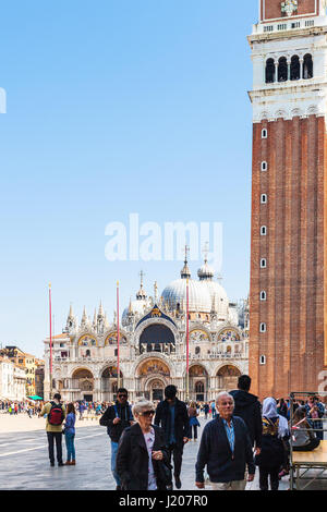 Venise, Italie - 30 mars 2017 : les touristes près de campanile sur la Place Saint-Marc (Piazza San Marco) dans la cathédrale de la ville de Venise au printemps. Piazza San Mar Banque D'Images