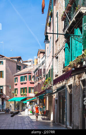 Venise, Italie - 30 mars 2017 : les gens sur la rue Salizada Sant'Antonin à Venise au printemps. La ville compte environ 50 000 touristes par jour et qu'environ 5 Banque D'Images