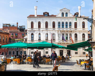 Venise, Italie - 30 mars 2017 : les gens dans le Campo Santa Maria Formosa à Venise au printemps. La ville compte environ 50 000 touristes par jour et seulement arou Banque D'Images