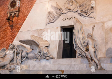 Venise, Italie - 30 mars 2017 : Monument à Antonio Canova dans la Basilique de Santa Maria Gloriosa dei Frari (dei Frari). L'église est l'une des plus grande Banque D'Images