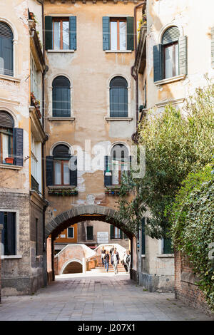 Venise, Italie - 30 mars 2017 : les gens sur le pont canal sur la rue Calle di Mezzo dans la ville de Venise. La ville compte environ 50000 touristes par jour et seulement autour de Banque D'Images