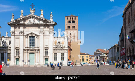 Mantoue, ITALIE - 31 mars 2017 : les gens et Mantoue Cathédrale Duomo sur la Piazza Sordello (Piazza San Pietro) à Mantoue. L'actuelle cathédrale a été reconstruite Banque D'Images