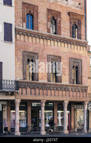 Mantoue, ITALIE - 31 mars 2017 : personnes près de palais médiéval Casa del Mercante (Casa di Boniforte da Ornago, maison de marchand) sur la Piazza Erbe en M Banque D'Images