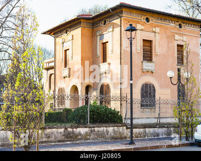 Mantoue, ITALIE - 31 mars 2017 : maison d'habitation sur Viale Antonio Gioppi de Mantoue ville en soirée de printemps. Mantoue (Mantova) est une ville de Lombardie, et Banque D'Images