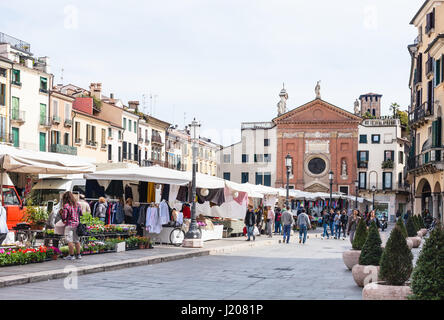 Padoue, Italie - 1 avril 2017 : les gens sur la rue du marché sur la Piazza dei Signori, près de l'église San Clemente à Padoue. Église est mentionnée dans les documents de la chambre 119 Banque D'Images