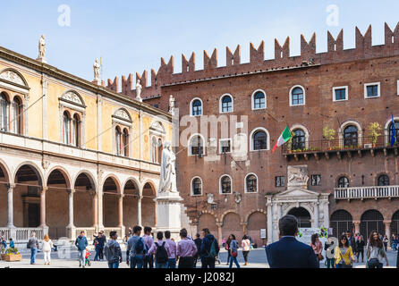 Vérone, Italie - 2 avril 2017 : les touristes, monument de Dante, le Palazzo del Podesta, Loggia del Consiglio sur la Piazza dei Signori à Vérone ville au printemps Banque D'Images