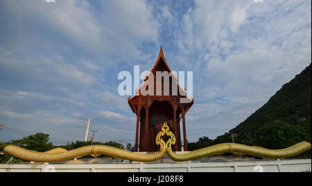 Le magnifique temple en bois de teck Wat Ao Noi, Prachuap Khiri Khan, Thaïlande Banque D'Images