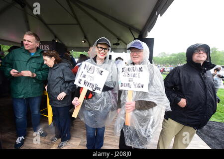 Washington DC, USA. 22 avr, 2017. Plus de cent mille personnes se sont rassemblées devant le Monument de Washington pour une célébration du Jour de la Terre, rallye & mars à la capitale pour exiger que la science, en particulier à ce qui a trait à l'environnement et le réchauffement climatique, bénéficier d'un appui plus important par les législateurs et l'administration actuelle. Credit : Andy Katz/Pacific Press/Alamy Live News Banque D'Images