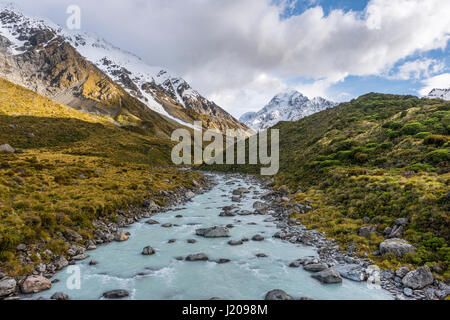 Rivière qui coule à travers la vallée, Hooker River, à l'arrière le Mont Cook, Hooker Valley, Parc National du Mont Cook, Alpes du Sud Banque D'Images