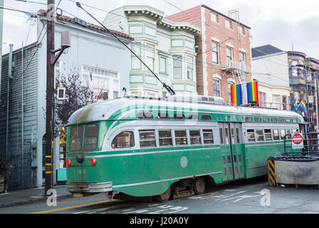 San Francisco, Californie, États-Unis d'Amérique, les trams verts dans la région de Castro Banque D'Images