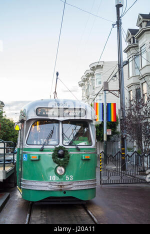 San Francisco, Californie, États-Unis d'Amérique, les trams verts dans la région de Castro Banque D'Images