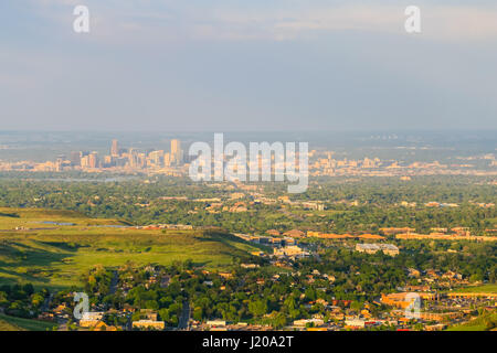 Vue panoramique de Denver et l'horizon de la ville d'un point de vue près de Golden. Banque D'Images