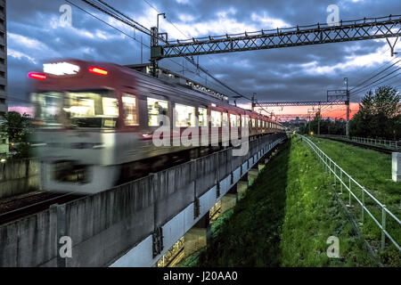 Un train fait son chemin depuis la gare de Tokyo à sunsettrav Banque D'Images