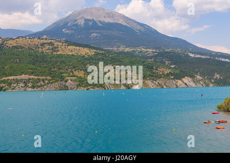 Vue panoramique sur le magnifique lac de Serre-Ponçon bleu dans les Alpes en France Banque D'Images