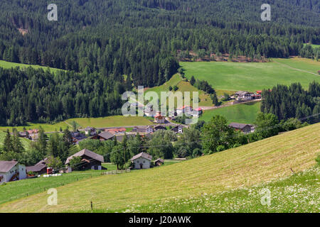 Paysage typique de montagne et de la chambre dans les Dolomites, le Tyrol du sud en Italie Banque D'Images