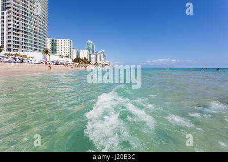 Hallandale Beach, FL, USA - 11 mars 2017 : Belle plage de sable fin de Hallandale Beach. Florida, United States Banque D'Images