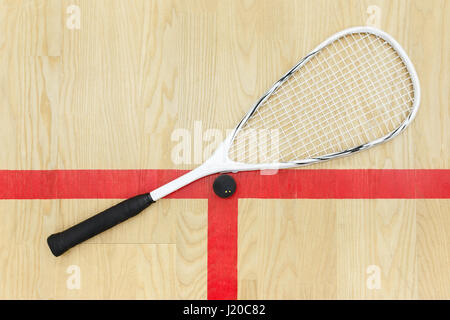 Raquette de squash et la balle sur le fond en vue de dessus . L'équipement sur la cour de racquetball près de red line Banque D'Images