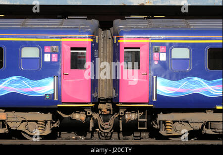 Deux portes et de passerelle entre les deux chariots d'un InterCity 125 diesel train dans First Great Western livery à Oxford station Banque D'Images