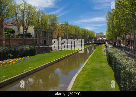 La Basse canal au centre-ville de Perpignan sur une journée ensoleillée de printemps Banque D'Images