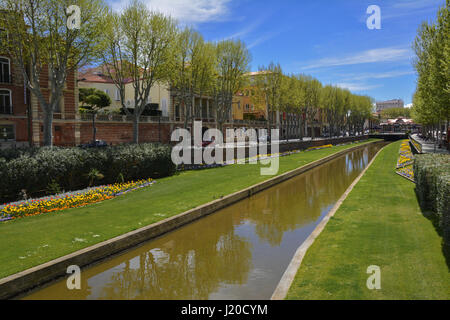 La Basse canal au centre-ville de Perpignan sur une journée ensoleillée de printemps Banque D'Images