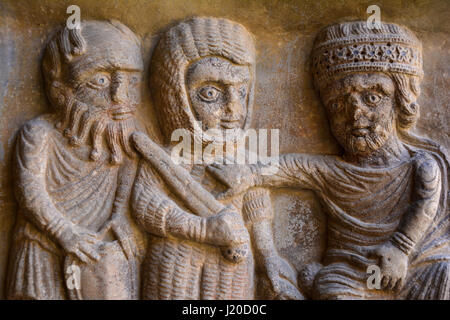 Libre de l'art roman catalan sculpture dans le monastère d'Elne, France Banque D'Images