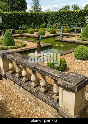 Petite, formelle, de l'eau aménagé, jardin de sculptures par Lily Sawtell. Le Barnsdale Gardens, Rutland, England, UK. Banque D'Images