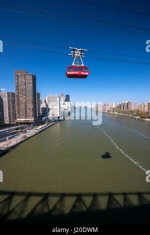 Roosevelt Island tramvay.tramway aérien à New York City relie Roosevelt Island à l'Upper East Side de Manhattan. Banque D'Images