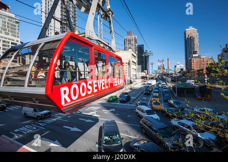 Roosevelt Island tramvay dans E 59th Street et 2nd Avenue.tramway aérien à New York City relie Roosevelt Island à l'Upper East Side de Manhattan. Banque D'Images