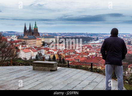 Touristiques méconnaissable man enjoying superbe vue panoramique oo la vieille ville de Prague. Conception de l'Europe voyage, les visites touristiques et le tourisme. République tchèque. Banque D'Images