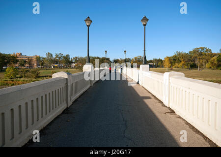 Pied pont traversant la rivière Assiniboine, parc Assiniboine, Winnipeg, Manitoba, Canada Banque D'Images