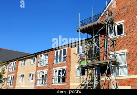 EASTFIELD, Scarborough, North Yorkshire, Angleterre - 10 octobre 2016 : les échafaudages sur l'extérieur de l'immeuble commercial moderne le 10 octobre 2016. Banque D'Images