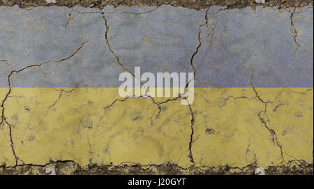 Old grunge vintage sale minable décolorées ou république d'Ukraine l'Ukraine en détresse du pavillon national sur fond de mur de béton brisées avec des fissures Banque D'Images