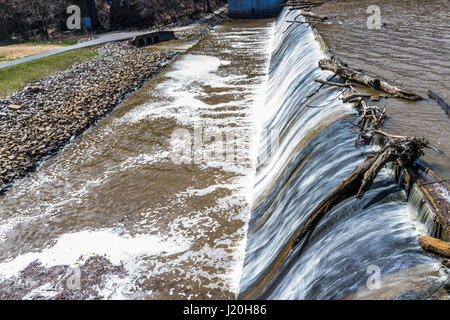 Petit barrage avec de l'eau chute de Accotink park à Fairfax, Virginia Banque D'Images