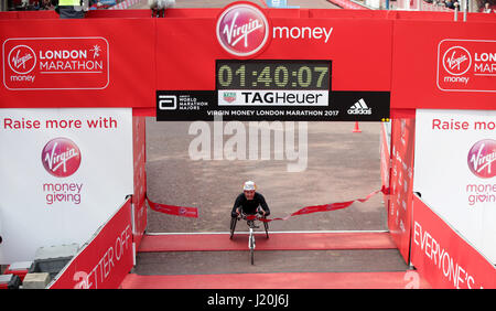 La suisse Manuela Schar remporte la course en fauteuil roulant au cours de la Vierge Argent Marathon de Londres, Londres. PRESS ASSOCIATION. Photo date : dimanche 23 avril, 2017. Voir l'activité histoire de l'ATHLÉTISME Marathon. Crédit photo doit se lire : Yui Mok/PA Wire Banque D'Images