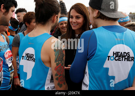 La duchesse de Cambridge avec coureurs représentant l'organisme de bienfaisance 'Ensemble' avant de commencer officiellement la Vierge Argent Marathon de Londres à Blackheath. Banque D'Images