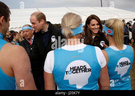 Le duc et la duchesse de Cambridge avec coureurs représentant l'organisme de bienfaisance 'Ensemble' avant de commencer officiellement la Vierge Argent Marathon de Londres à Blackheath. Banque D'Images