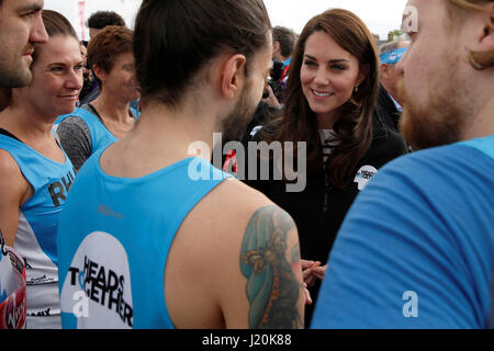 La duchesse de Cambridge avec coureurs représentant l'organisme de bienfaisance 'Ensemble' avant de commencer officiellement la Vierge Argent Marathon de Londres à Blackheath. Banque D'Images