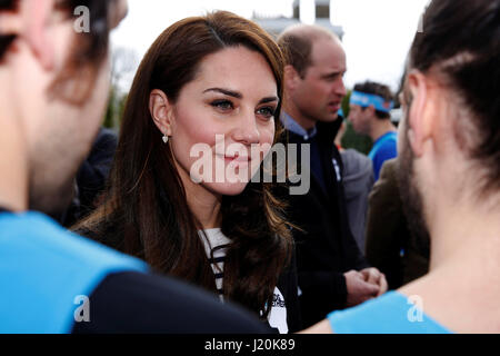 La duchesse de Cambridge avec coureurs représentant l'organisme de bienfaisance 'Ensemble' avant de commencer officiellement la Vierge Argent Marathon de Londres à Blackheath. Banque D'Images