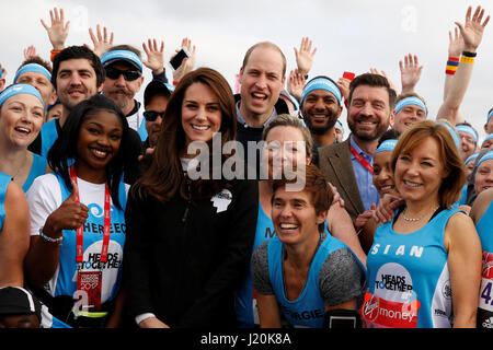 Le duc et la duchesse de Cambridge et Nick Knowles avec coureurs représentant l'organisme de bienfaisance 'Ensemble' avant de commencer officiellement la Vierge Argent Marathon de Londres à Blackheath. Banque D'Images